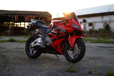 Krasnoyarsk, Rusya - 12 Temmuz 2017: Kırmızı ve siyah sportbike tatlım