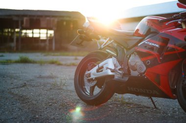 Krasnoyarsk, Rusya - 12 Temmuz 2017: Kırmızı ve siyah sportbike tatlım