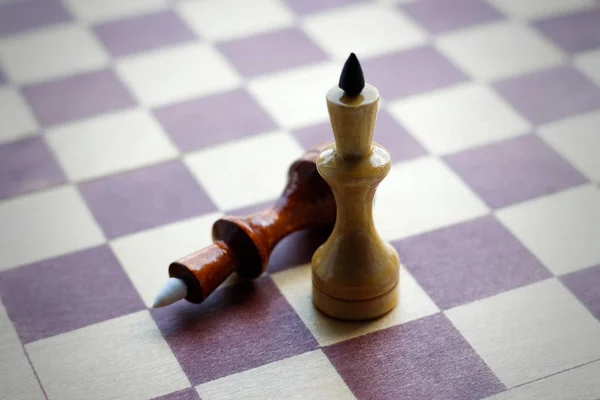 Twee koninginnen op een chess Board. Schaken. Zwart-wit. Closeup — Stockfoto