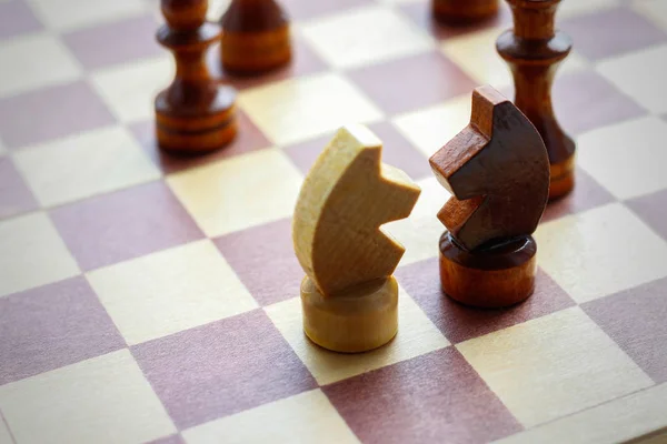 Dos figuras de caballo. Juego de ajedrez de madera en tablero de ajedrez. Ajedrez. Bl —  Fotos de Stock