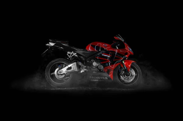 Krasnoyarsk, Rusya - 12 Temmuz 2017: Kırmızı ve siyah sportbike tatlım
