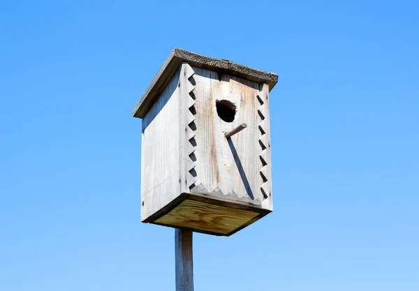 Vackra trä birdhouse. På bakgrund av blå himmel i en S — Stockfoto