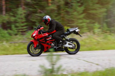 Krasnoyarsk, Rusya - 09 Ağustos 2017: bir motosikletçi giyen bir 