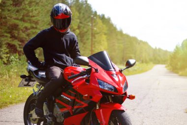 Krasnoyarsk, Rusya - 09 Ağustos 2017: bir motosikletçi giyen bir 