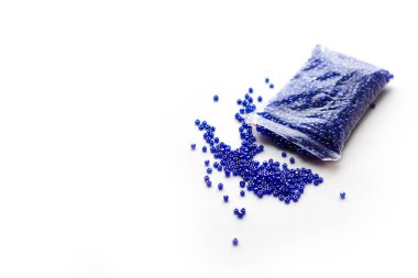 Dağınık mavi boncuk. Beyaz arka plan üzerinde izole. Portre