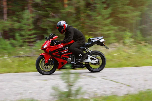 Krasnoyarsk, Rusya - 09 Ağustos 2017: bir motosikletçi giyen bir 