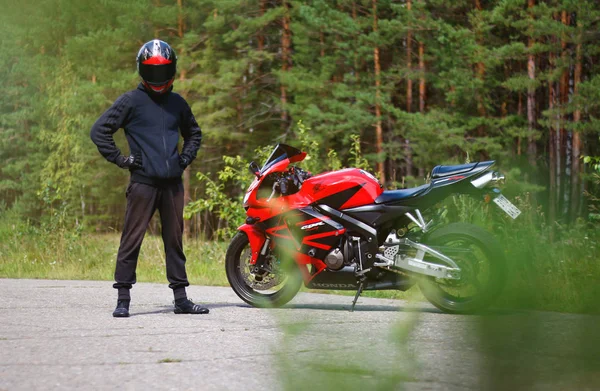Krasnoyarsk, Ryssland - 09 augusti 2017: En motorcyklist klädd i en — Stockfoto