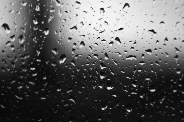 Su cam üzerine bırakır. Yağmurlu havalarda pencere. Portre