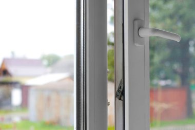 Açık beyaz plastik pencere. Sanny havada. Portre