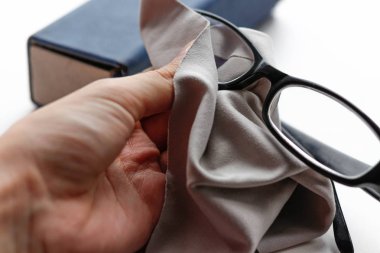 Gözlük siyah çerçeve ve gri bir bez temizleyiniz. Portre