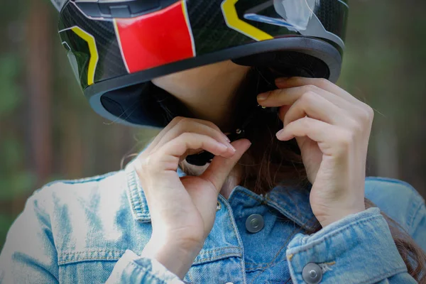 Meisje biker knoppen helm. Closeup — Stockfoto