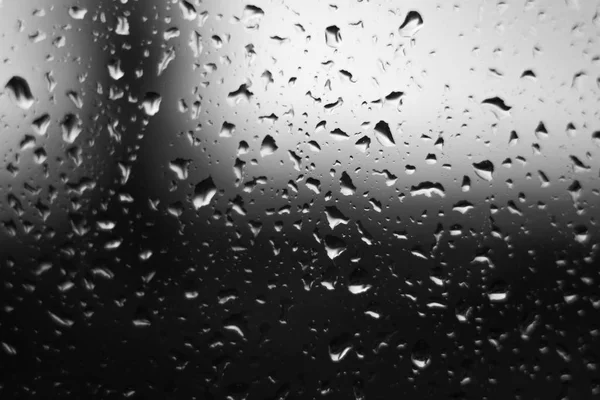 Su cam üzerine bırakır. Yağmurlu havalarda pencere. Portre