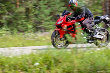 Krasnoyarsk, Rusya - 09 Ağustos 2017: bir motosikletçi giyen bir 