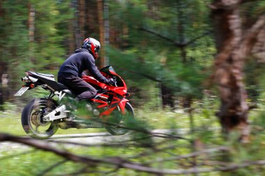 Krasnoyarsk, Rusya - 09 Ağustos 2017: bir motosikletçi giyen bir 