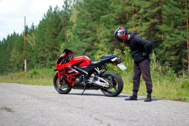 Krasnoyarsk, Rusya - 09 Ağustos 2017: bir motosikletçi giyen bir 