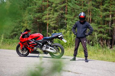 Krasnoyarsk, Rusya - 09 Ağustos 2017: bir motosikletçi giyen bir 