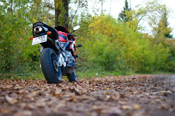 Krasnoyarsk, Rusya - 1 Eylül 2017: Kırmızı ve siyah sportbike