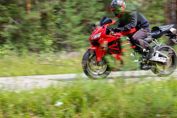 Krasnoyarsk, Rusya - 09 Ağustos 2017: bir motosikletçi giyen bir 