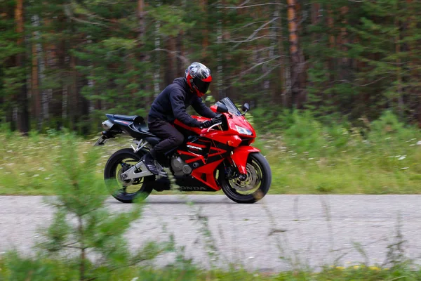 Krasnoyarsk, Rusya - 09 Ağustos 2017: bir motosikletçi giyen bir 