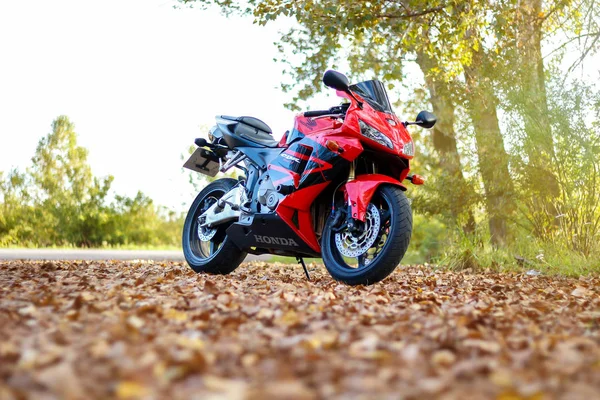 KRASNOYARSK, RÚSSIA - SETEMBRO 1, 2017: Sportbike vermelho e preto — Fotografia de Stock