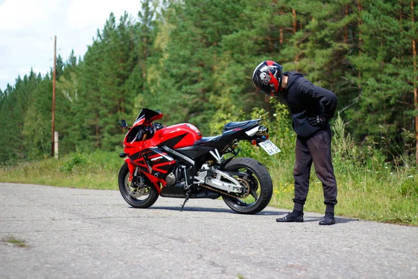 Krasnoyarsk, Rusya - 09 Ağustos 2017: bir motosikletçi giyen bir 