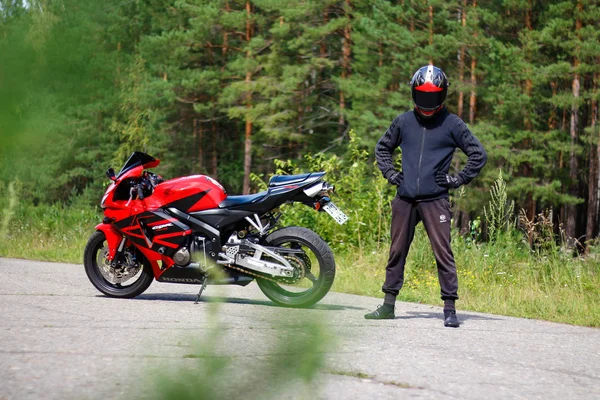 Krasnoyarsk, Rusya - 09 Ağustos 2017: bir motosikletçi giyen bir 