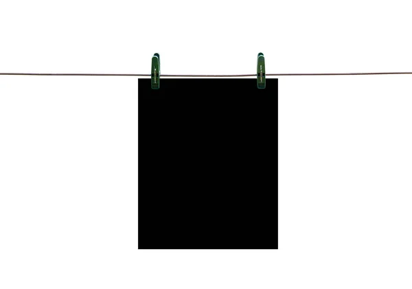 Il pezzo di carta nero appeso alla corda con mollette. Chiudere — Foto Stock