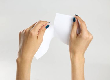 Eller bir beyaz kağıdın rip. Üzerinde gri backgr izole