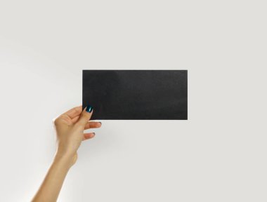 Siyah parça kağıt tutan eller. Üzerinde gri ba izole