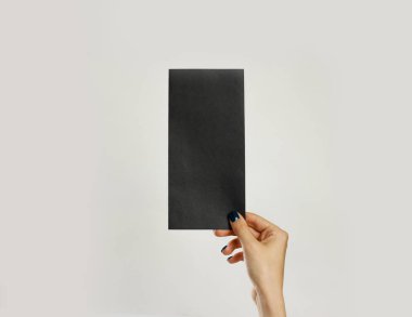 Siyah parça kağıt tutan eller. Üzerinde gri ba izole