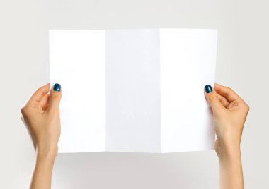 Bir beyaz kitapçık Çift Kişilik sayfa tutan eller. Isol