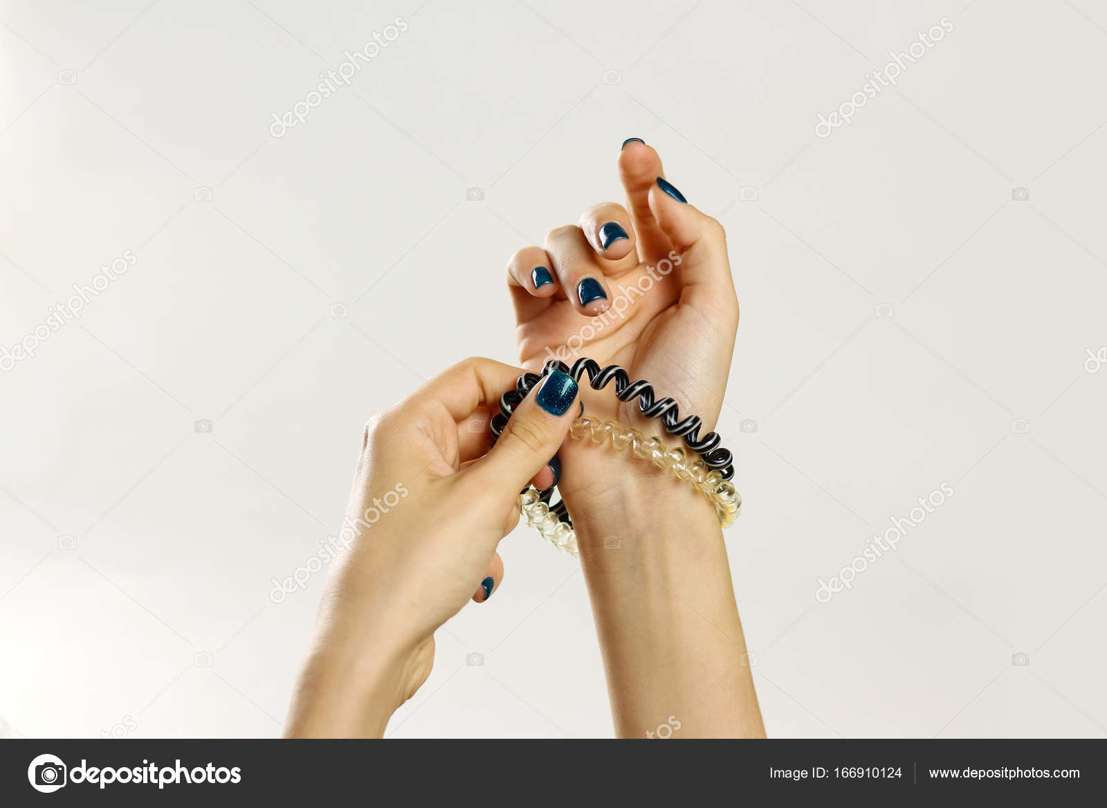 браслет резинка на правой руке. резинка для волос на запястье. резинки пружинки эстетика. резинка на руке. что означает пружинка на руке у девушки.