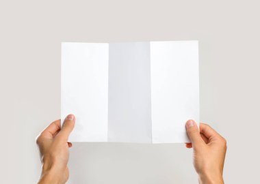 Boş broşür kitapçık elinde tutan eller. Broşür sunu