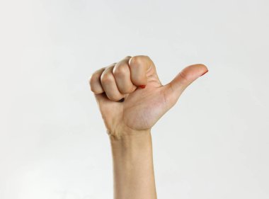 El başparmak göstermek yukarıya. Gri arka plan üzerinde izole. Kapat