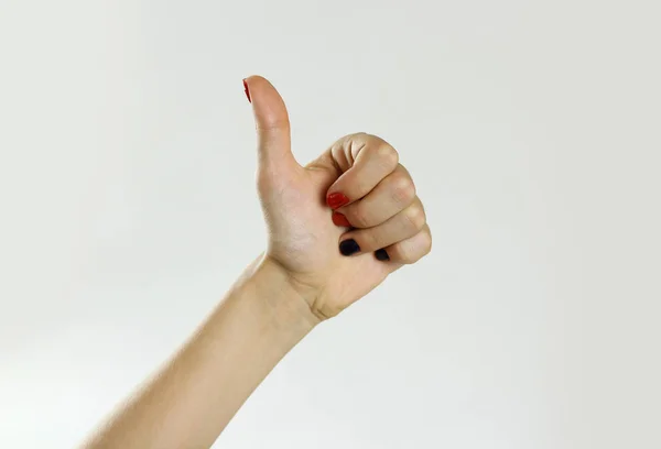 Mano femenina mostrando el pulgar hacia arriba. Aislado sobre fondo gris. Cierre —  Fotos de Stock