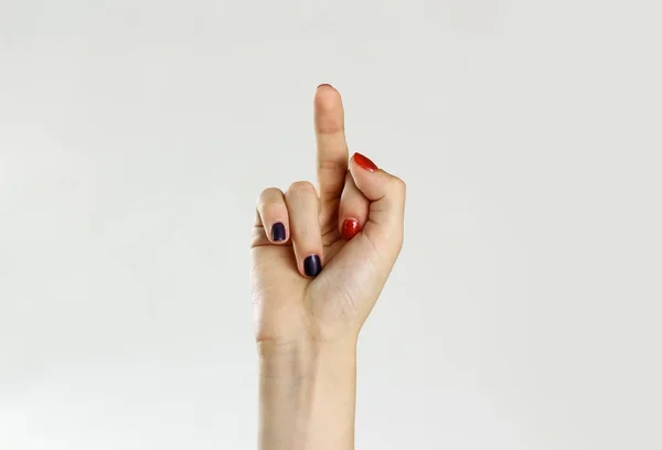 Γυναικείο χέρι δείχνει το μεσαίο δάκτυλο. Απομονωμένα σε γκρι φόντο. CL — Φωτογραφία Αρχείου