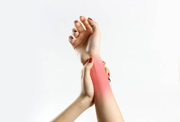 У девочки боль в руке. Держит руки за спиной.
