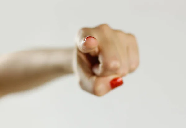 Γυναικείο χέρι δείχνει την κατεύθυνση. Απομονωμένα σε γκρι φόντο. CL — Φωτογραφία Αρχείου