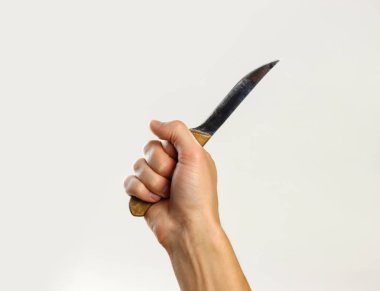 Erkek bir ahşap saplı bir keskin mutfak bıçağı tutan eller. Ben