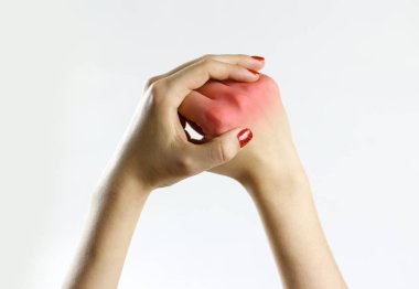 Kızın elinde bir ağrı var. Onun arkasında onun el ele tutuşma ha