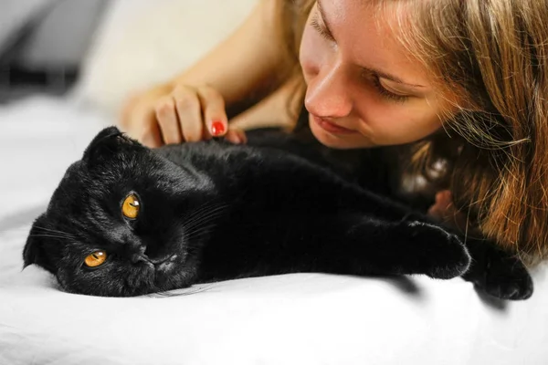 Fiatal gyönyörű lány, és egy fekete kiscicák macska — Stock Fotó