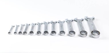 Düz somun anahtarları kümesi. Araç kiti araç için. İzole üzerinde beyaz ba