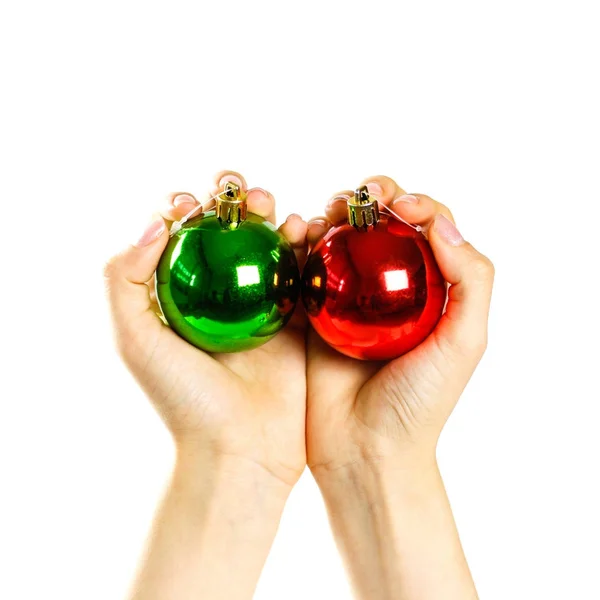 Hände halten Weihnachtskugel. vor dem Hintergrund vieler Weihnachtsfeiertage — Stockfoto