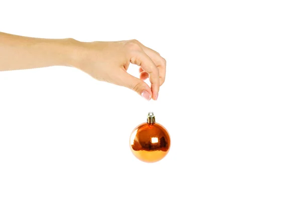 Ruka držící vánoční koule. Na pozadí mnoha vánoční — Stock fotografie