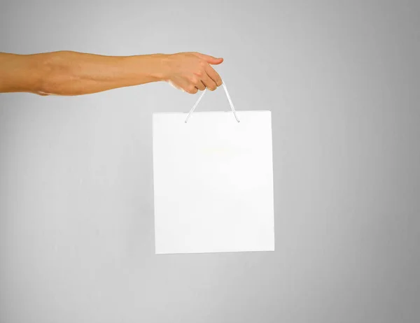 Beyaz hediye çanta el tutar — Stok fotoğraf