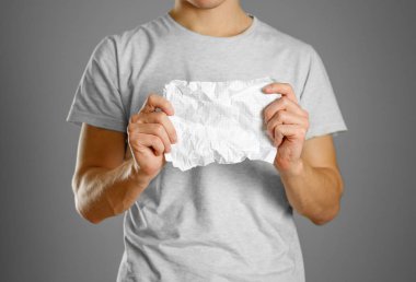 Adam buruşuk temiz defter sayfası bir kafes içinde gösterir.