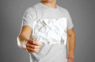 Adam buruşuk temiz defter sayfası bir kafes içinde gösterir.