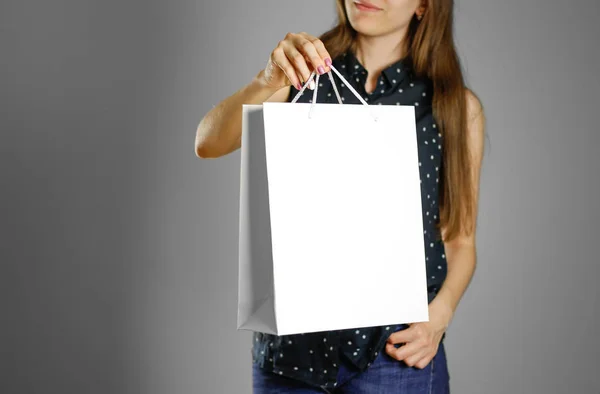 Chica sosteniendo una bolsa de regalo blanca — Foto de Stock