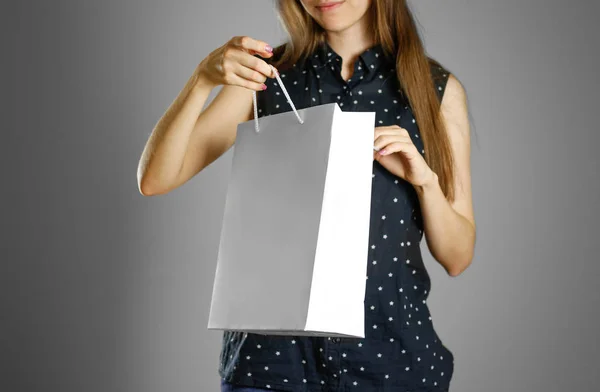 Chica sosteniendo una bolsa de regalo blanca — Foto de Stock