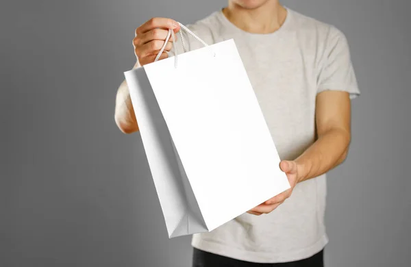 Facet trzyma worek biały prezent — Zdjęcie stockowe